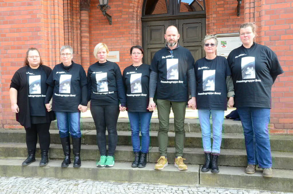 Mit einheitlichen T-Shirts mit dem Bild der 19-jährigen Kezhia und der Aufschrift "Du fehlst - Freundesgruppe Kessy" kamen Annabell Groß (von links) Silke Peters, Kristina Herrmanski, Ramona Lessing , Thomas Ochmann, Kirstin Thillmann und Jenny Diederich zur Urteilsverkündung.