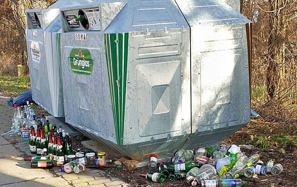 Nach wie vor sind Glascontainer-Kapazitäten zu knapp bemessen wie hier auch in Rathmannsdorf.