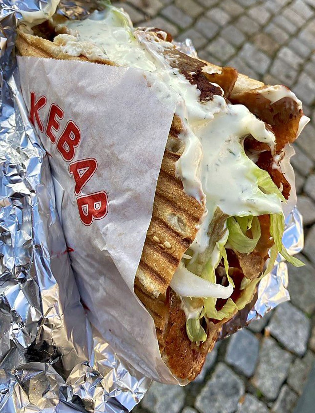 Der klassische Döner: Fladenbrot, Gemüse, Fleisch und Soße.