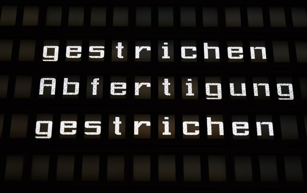 Eine Anzeigetafel im Flughafen Hannover informiert über ausgefallene Flugverbindungen.