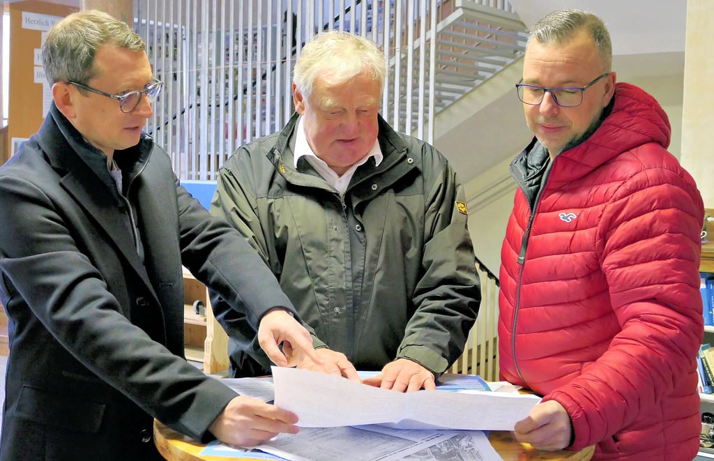 Stephan Käther (von links), Roland Halang und Dirk Schallhorn von der Fraktion Heimatfreunde Ilberstedt wollen die Neue Schule zum Dorfgemeinschaftshaus umfunktionieren.