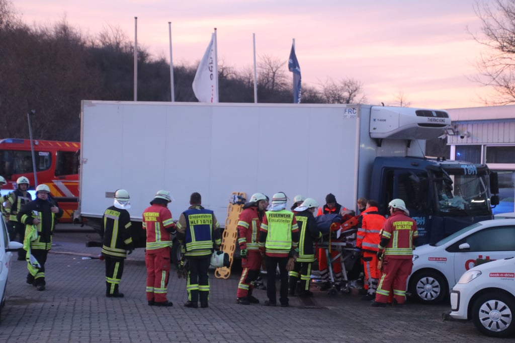 Die Feuerwehr musste den Fahrer aus seinem Führerhaus holen.