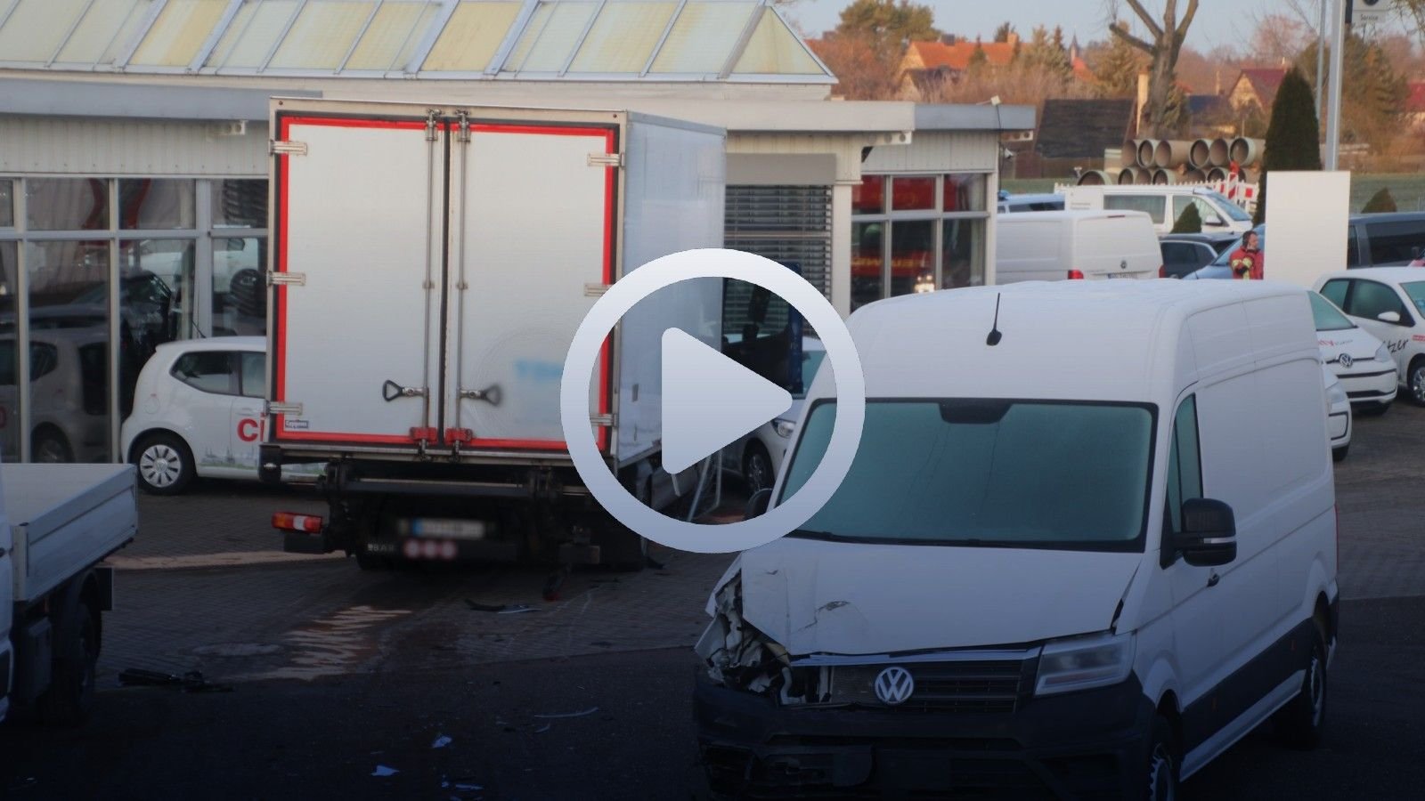 Video: Unfall Auf B80 Bei Halle - Lkw Kracht In Autohaus Neben ...