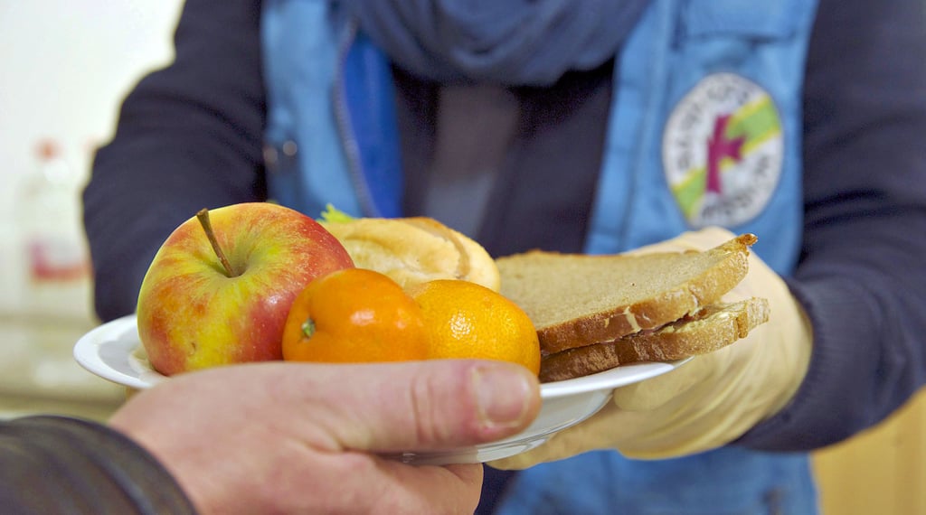 Auch ein „Notbrot“ gehört zum Angebot der Bahnhofsmission – oft ist es auch eine Suppe, die gestrandeten Reisenden oder Menschen in Not gereicht wird.