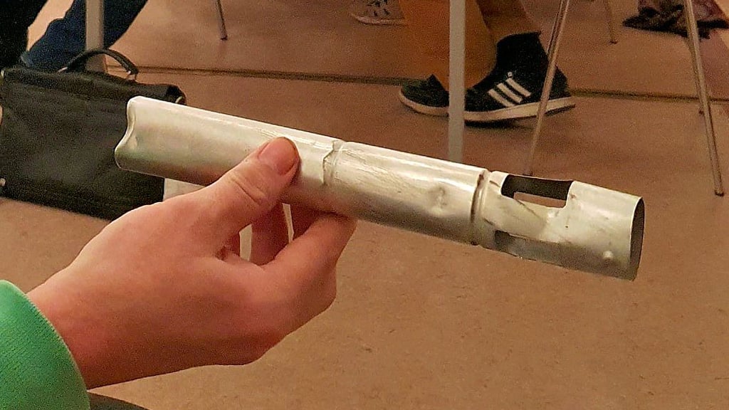 Metallhülsen der auf der Halde getesteten Signalraketen, die im Uferbereich des Concordia See gefunden wurden, hatte ein Bürger im Dezember den Seeland-Stadträten mitgebracht.