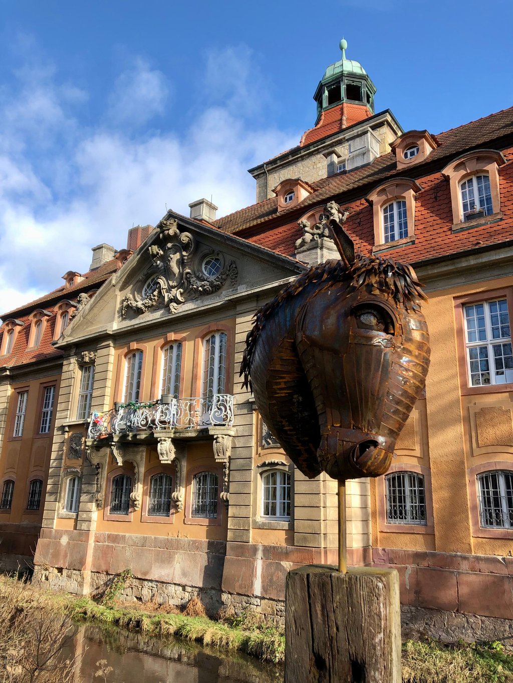 Künstler Michael Patzer hat sein neues Zuhause, das Müchelner Wasserschloss, bereits mit einigen seiner Werke verschönert.