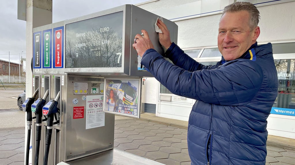 In Wolfen gibt es eine Tankstelle ohne Personal. Regionalleiter Jens Scheffler kümmerte sich an mehreren Tagen darum, den Kunden die Eingewöhnung in die neue Bezahlmethode zu erleichtern.