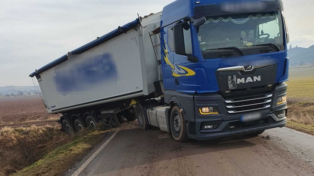 Lkw rutscht in den Graben