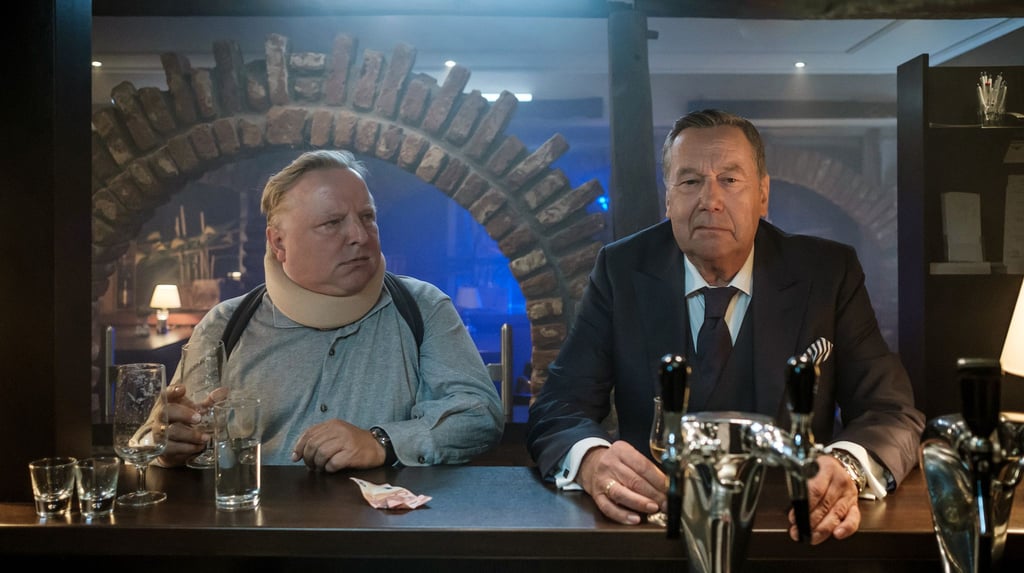 Axel Prahl (l) als Marko Wendrichs und Roland Kaiser in einer Szene der Komödie „Eisland“.