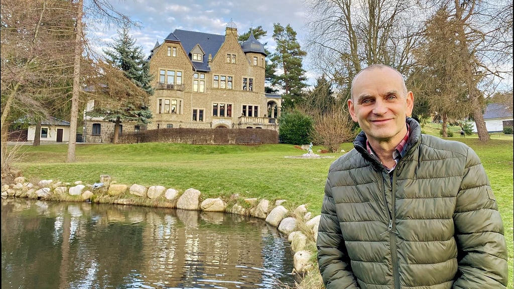 Das Schlosshotel Stecklenberg im Harz ist erneut mit dem Holiday-Check-Award ausgezeichnet worden. Darüber freut sich Inhaber Michael Pinnow.