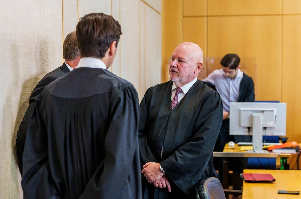Der Angeklagte (l.) im Gespräch mit seinen Anwälten.