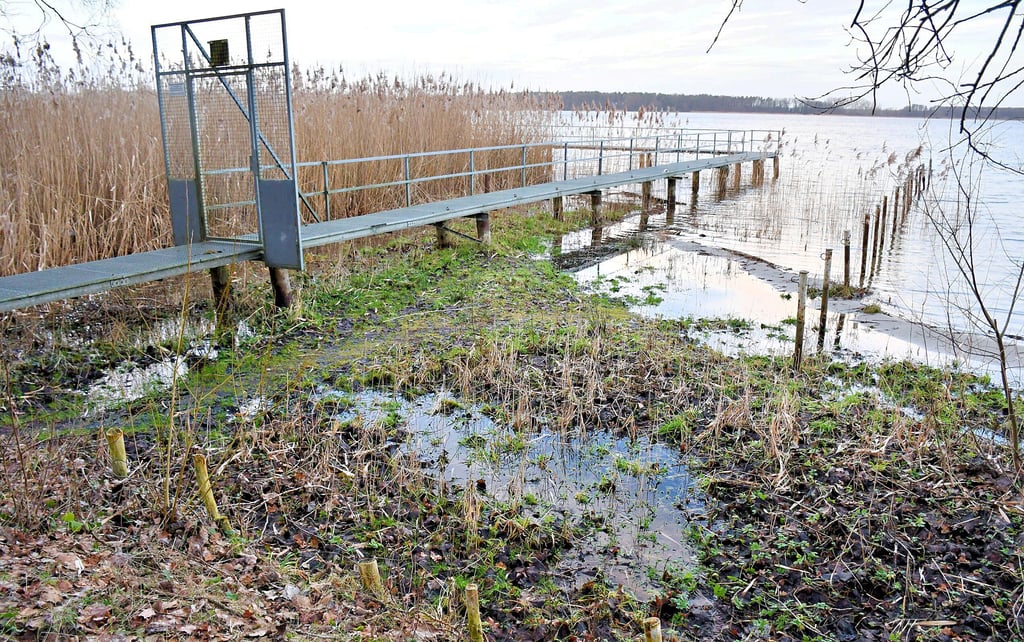 Der Steg für Ruderboote an der Badestelle Quelle steht wieder überwiegend im Wasser, der gestiegene Pegel ist unübersehbar.
