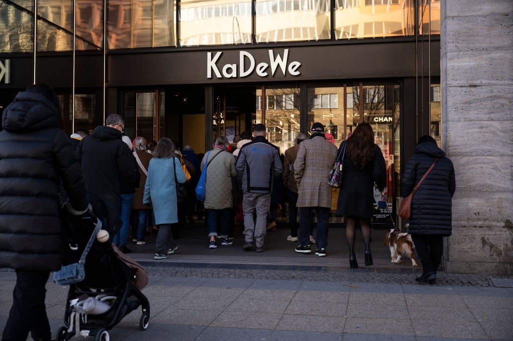 Kunden gehen durch den Eingang vom KaDeWe.