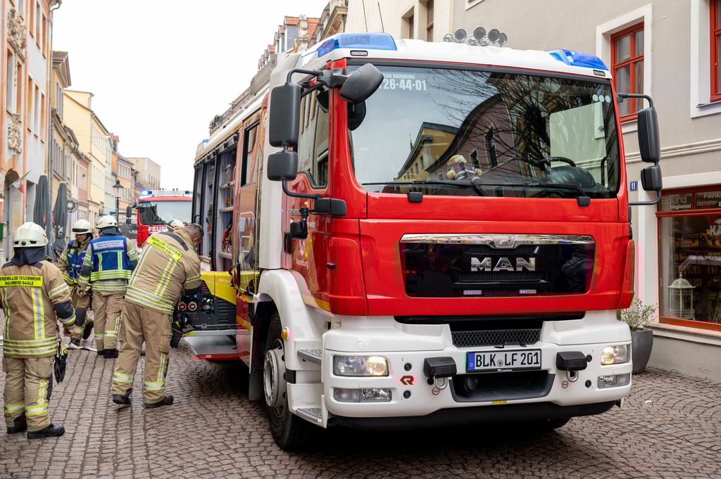 Kameraden der Freiwilligen Feuerwehr Naumburg beim Einsatz in der Salzstraße.