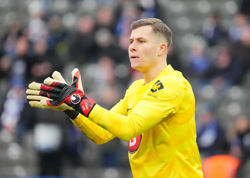 Herthas Torhüter Tjark Ernst applaudiert.