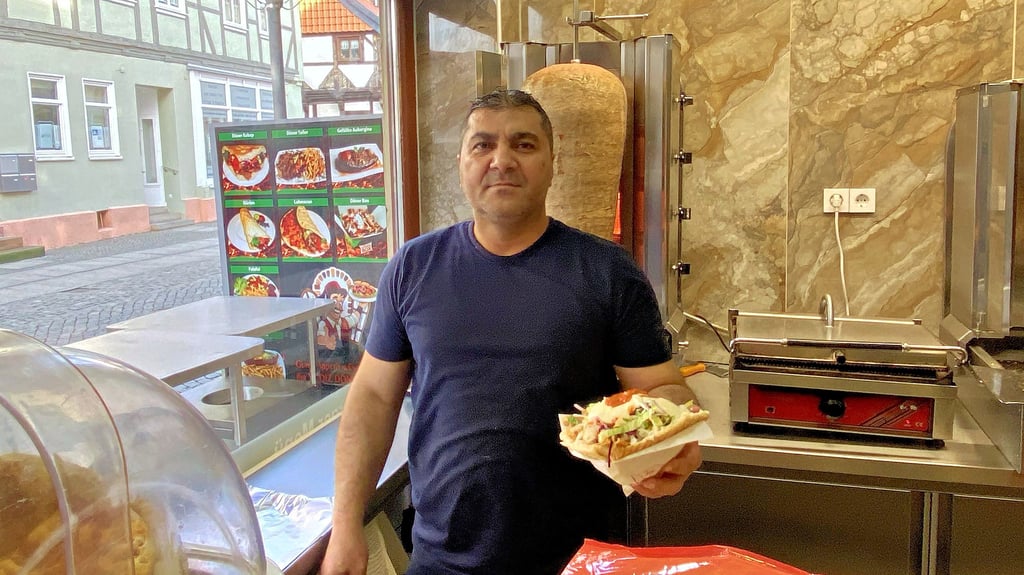 Beim Yildiz Döner in der Hagenstraße bereitet Suat Uzuner einen prall gefüllten Döner zu.