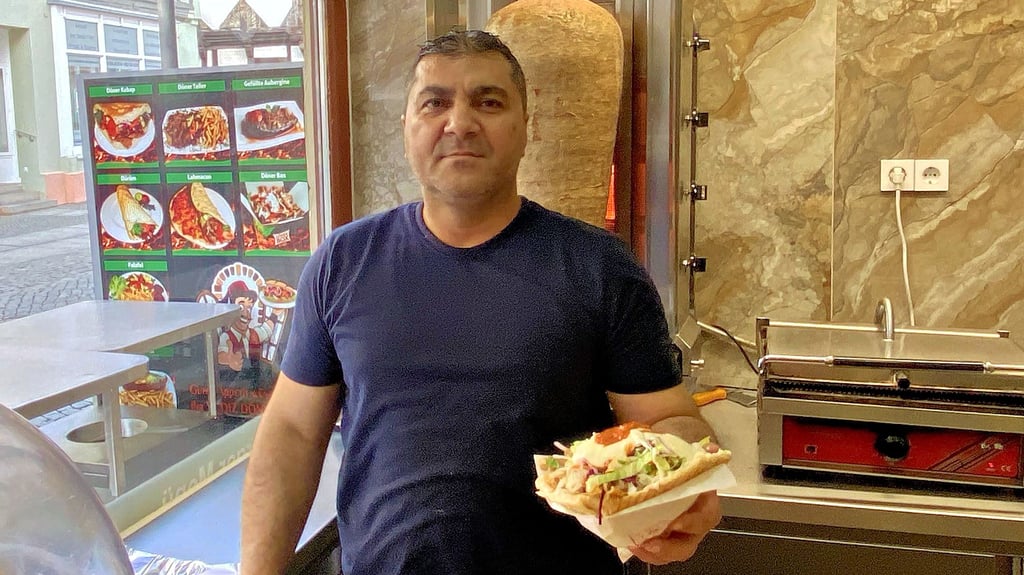 Beim Yildiz Döner in der Hagenstraße bereitet Suat Uzuner einen prall gefüllten Döner zu.