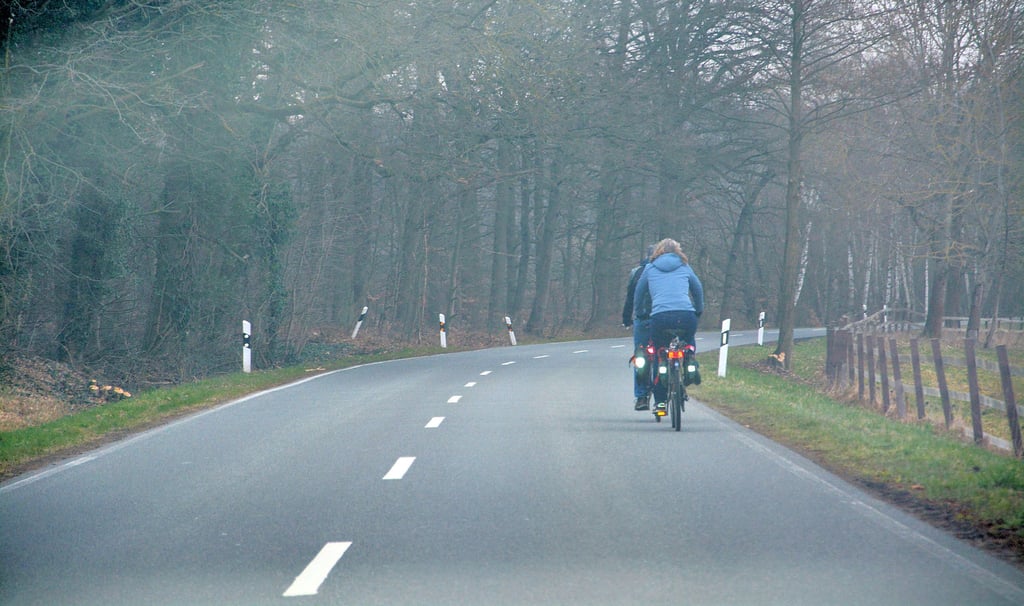 Radfahrer im Nebel zwischen Steimke und Brome. Dieses Jahr wird der Radweg gebaut.