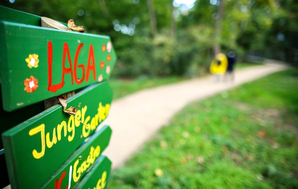 Schilder weisen den Weg über die Landesgartenschau.