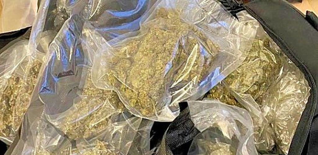 Insgesamt vier Kilogramm Marihuana sind in einer Wohnung in Halle bei einer Durchsuchung gefunden worden. Außerdem fand die Polizei noch weitere Drogen.