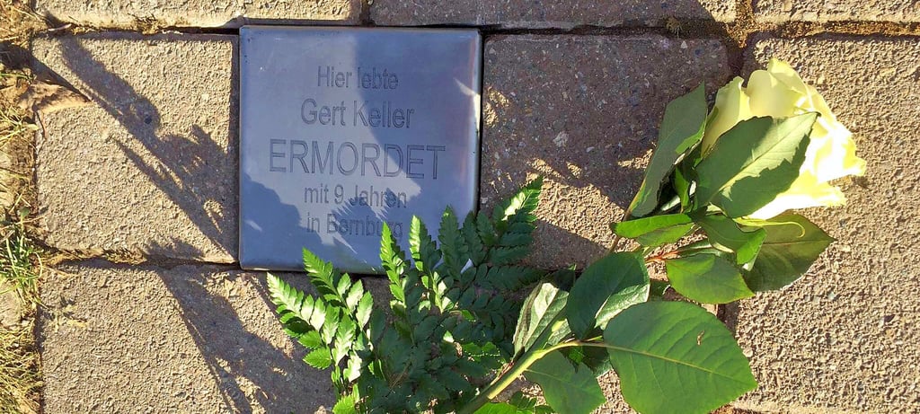 Eine weitere Stolperplatte erinnert nun in der Schloß Hoym Stiftung an die Opfer des Nationalsozialismus. Dieses Mal an den kleinen Gert.