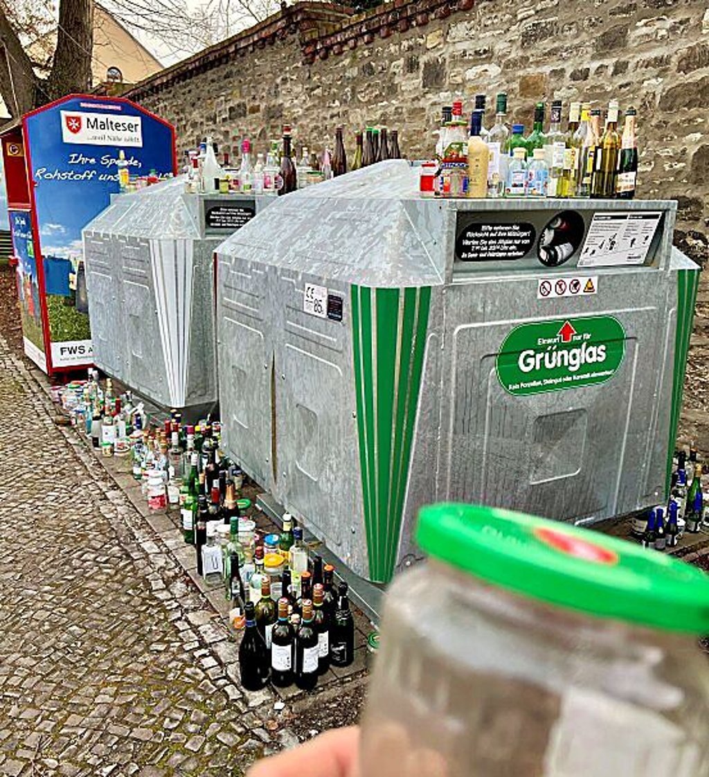 Die überfüllten Glascontainer an der Johannesstraße in Bernburg.