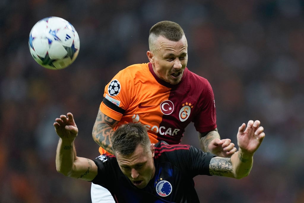 Angelino (oben) von Galatasaray Istanbul gegen Lukas Lerager vom FC Kopenhagen.