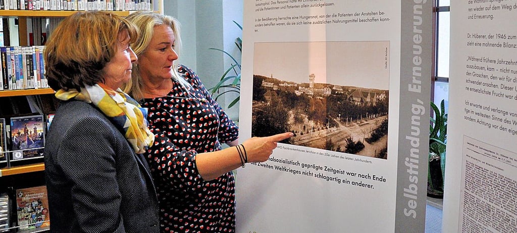 Marina Conradi von der Bibliothek (li.) und Elke Förste von „Demokratie leben“ vor der Wanderausstellung.