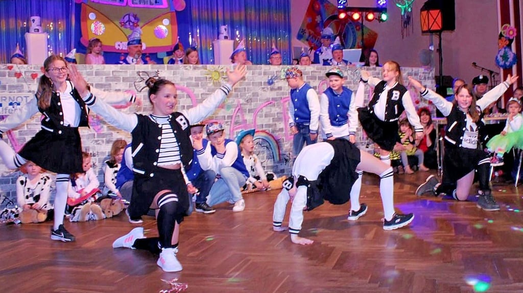 Die Tanzgruppe zeigt ihr Können.