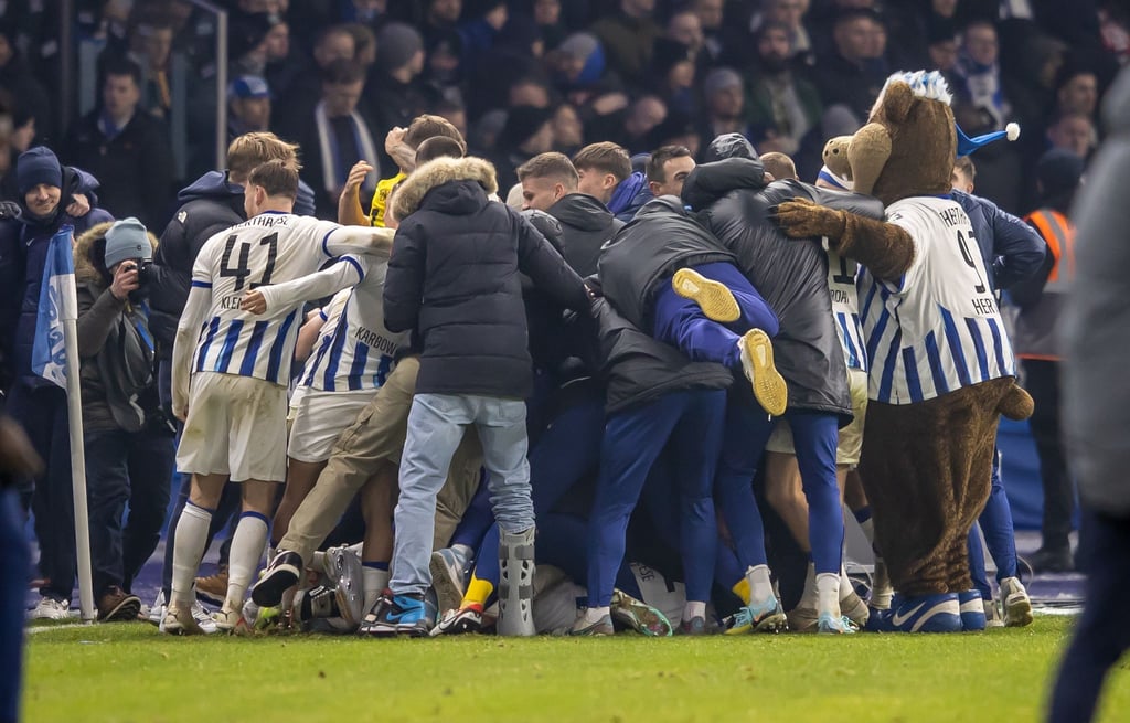 Berlins Reese trifft im Elfmeterschießen zum 5:3 und die Mannschaft feiert den Sieg.