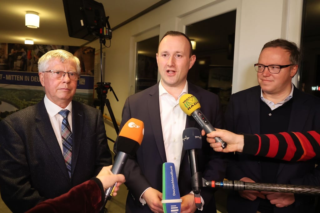 Thomas Fühmann (l-r, CDU), scheidender Landrat, Christian Herrgott (CDU), Wahlsieger, und Mario Voigt, CDU-Vorsitzender in Thüringen zeigen sich erleichtert nach der Bekanntgabe der Ergebnisse.