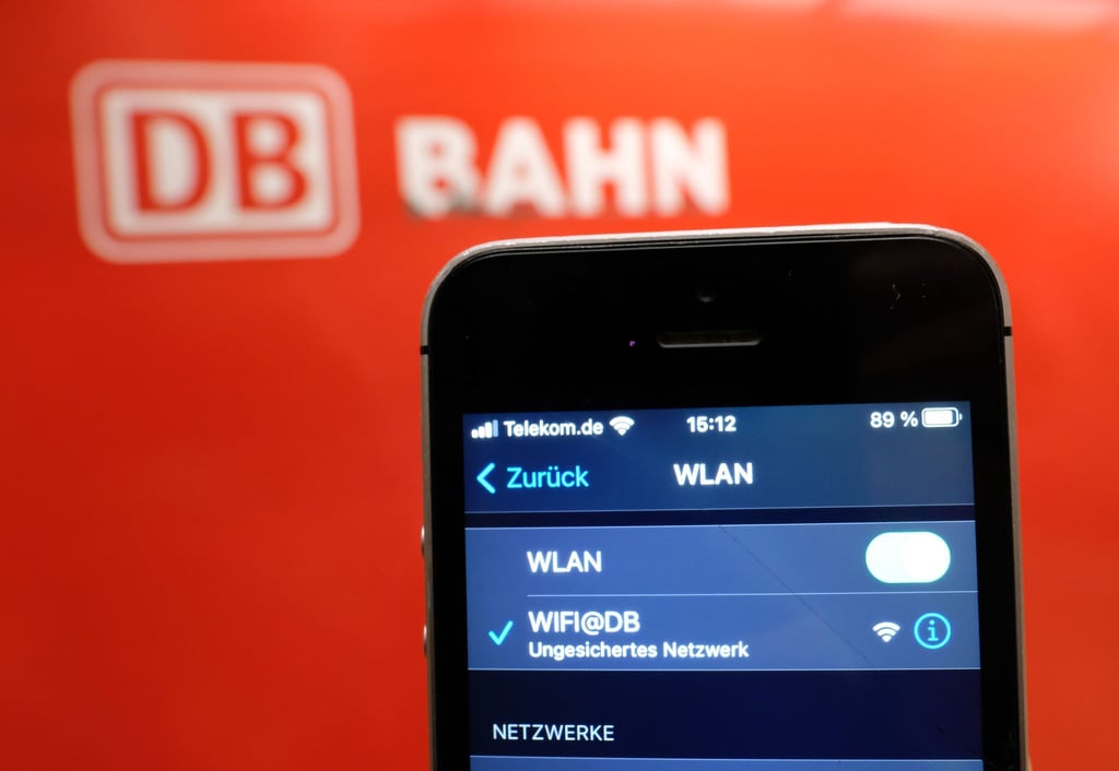 In einem Smartphone an einem S-Bahnhof wird das WLAN der Deutschen Bahn (DB) angezeigt.