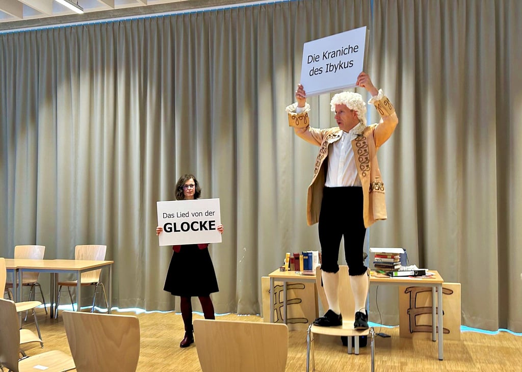 Bei dem Stück „Fack ju, Schiller“ spielt Anika Janakiev eine junge Referendarin, die die Jugendlichen am Editha-Gymnasium für die Werke von Schiller begeistern will. Thomas Wiesenberg hingegen will den Stoff den Schülern modern vermitteln. Das führt zu witzigen Missverständnissen.