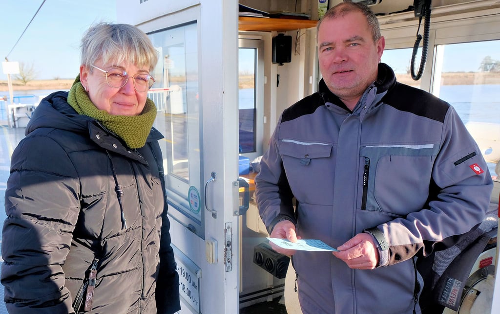 Fahrgast Silke Beck und Fährmann Jan Ulrich nutzen die Überfahrt von Prettin nach Dommitzsch für einen kurzen Plausch.
