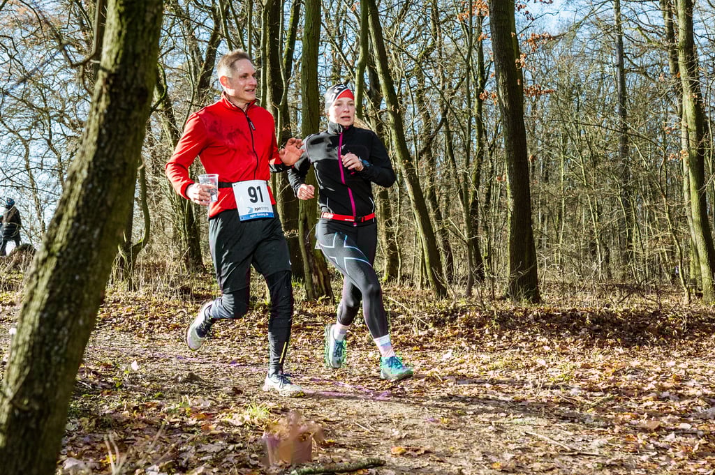 Führte über den gesamten Lauf und gewann auch: Manja Becker von der SG Chemie Zeitz e.V. Triathlon (r.), hier mit dem Naumburger Jan Möttig.