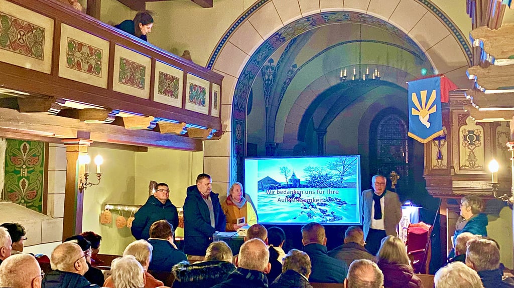 Es herrscht viel Interesse am Vortrag der Chronikgruppe in der örtlichen Kirche.