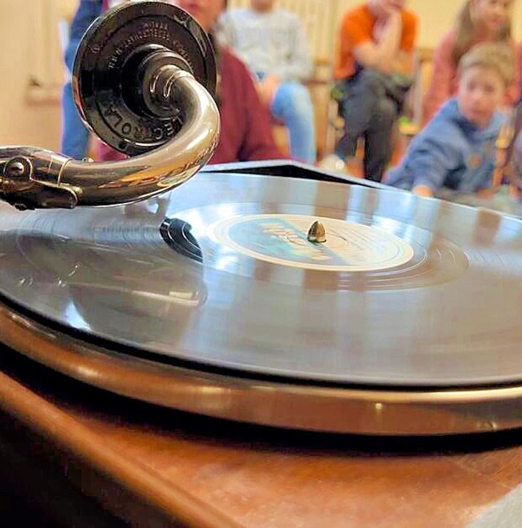 Manche haben erstmals in Kamern ein Grammophon gesehen und gehört.