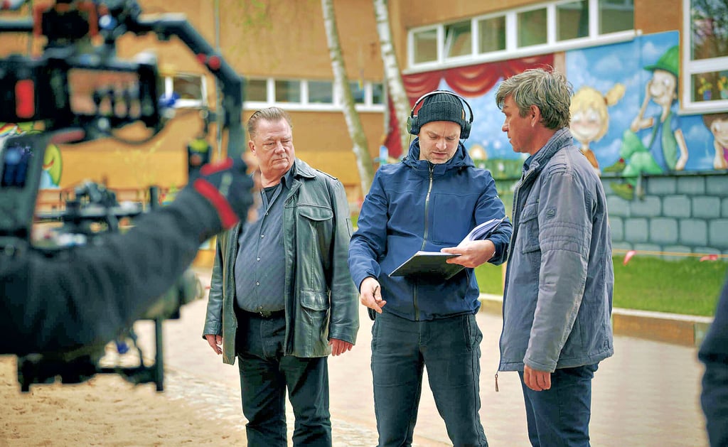 Peter Kurth (l.), Peter Schneider (r.) und Regisseur Thomas Stuber während der Dreharbeiten zu „Der Dicke liebt“ in Halle