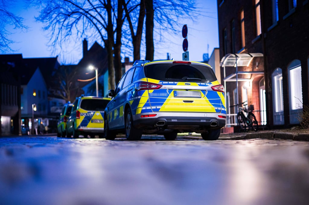 Polizeiautos im Einsatz.