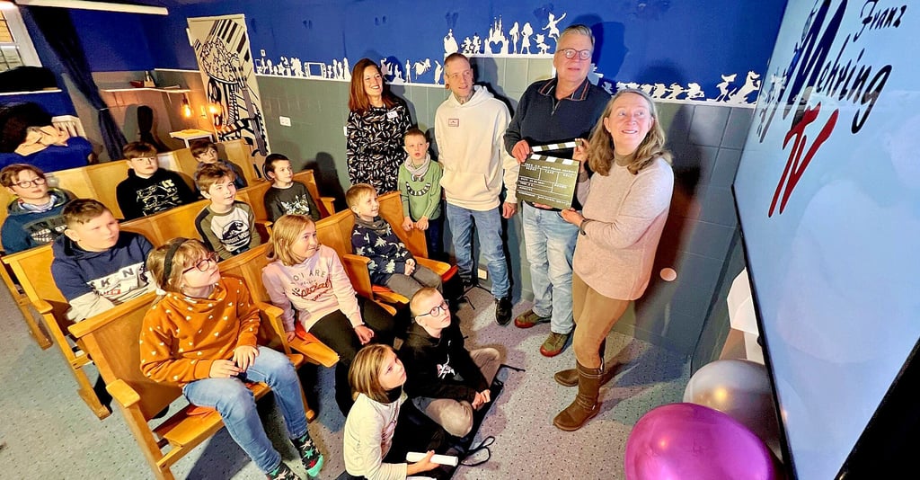 Zur Eröffnung des Klangkinos begrüßen Jacqueline Krätschmann (stehend, von links) und Jean-Michel Schibajew, Ingo Schierhorn vom Lions Club und Kino-Chefin Gonnie van de Merwe.
