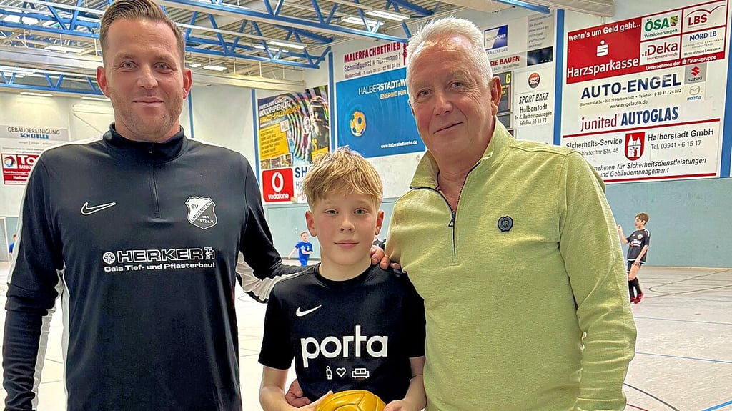 Diese Halberstädter Familie lebt den Fußball. Drei Generationen sind schon beim Turnier der Tausend dabei gewesen oder noch dabei − Bernd Kischel (rechts), Sebastian Kischel und Gustav Kischel.