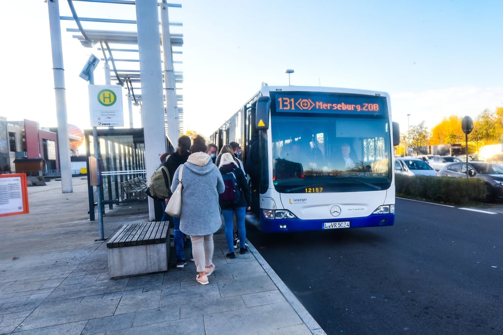 Die Buslinie 131 fährt von Leipzig über das Nova in Günthersdorf nach Merseburg. Am Freitag kann es dort zu Ausfällen kommen.
