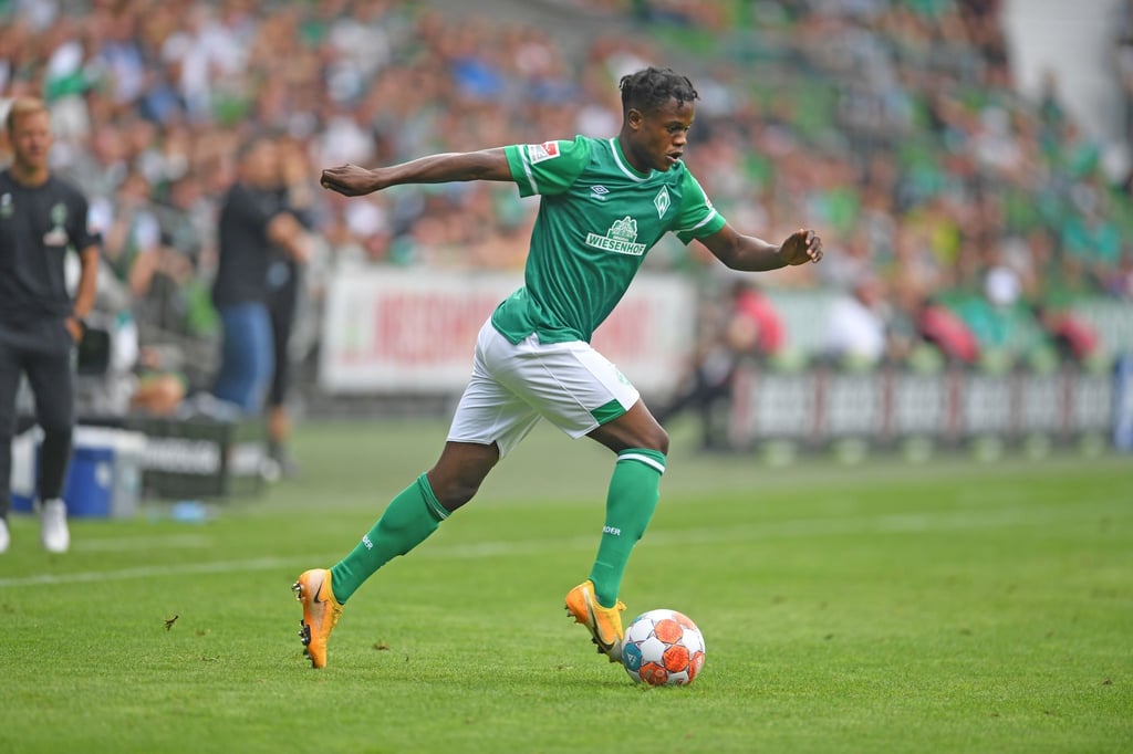 Werders Abdenego Nankishi am Ball.