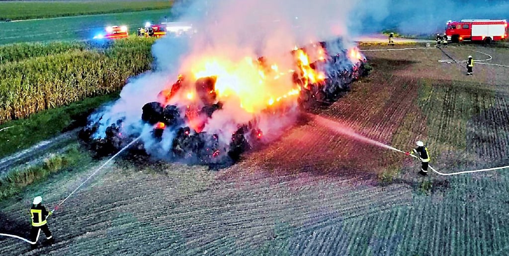 65 Feuerwehrleute waren im September im Einsatz, um rund 400 Strohballen bei Bellingen zu löschen. Der Einsatz dauerte 14 Stunden.