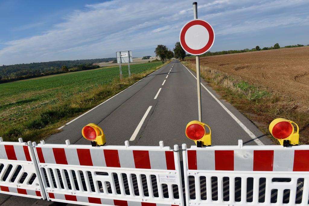 Straßensenkungen und Risse sind an der Landstraße nach Wolferode und Bischofrode. Die Sperrung der Strecke führte zu einem höheren Verkehrsaufkommen innerorts. Darauf wird nun mit einer anderen Streckenführung reagiert.