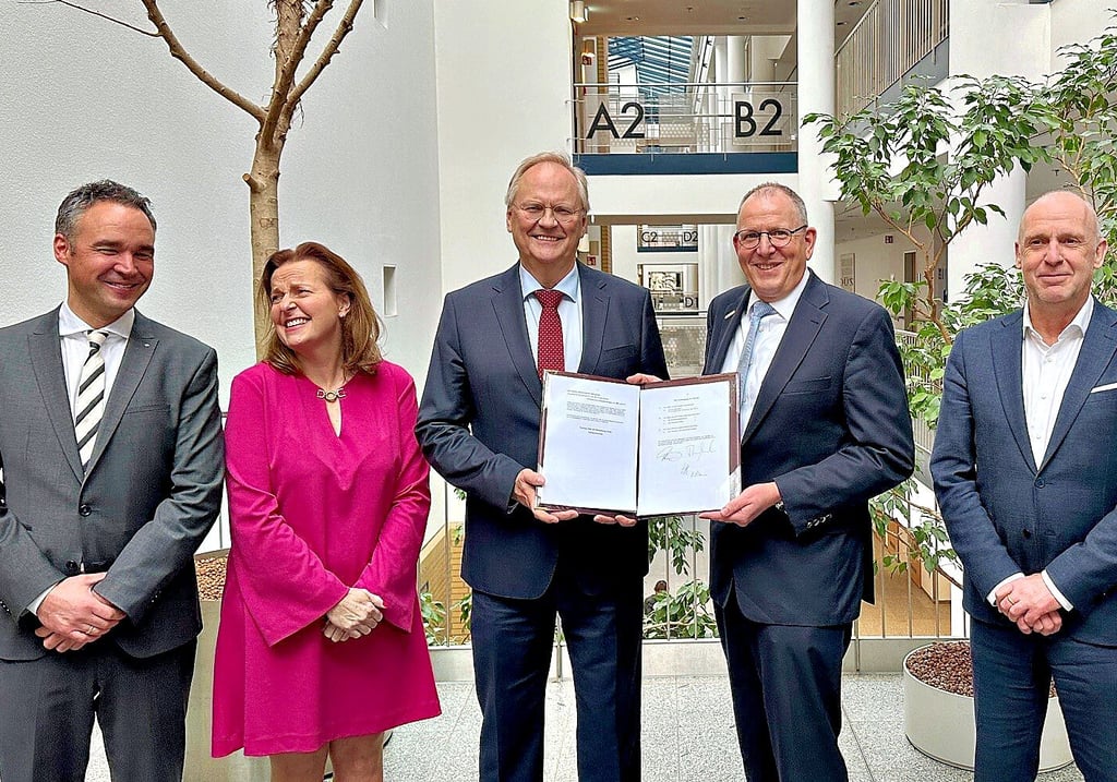 Halten die Kooperation für einen großen Gewinn (von links): Philipp Kobbe (Chefarzt BGH), Heike Kielstein (Dekanin der Medizinischen Fakultät), Thomas Moesta (Ärztlicher Direktor UKH), Thomas Hagdorn (Geschäftsführer BGH) sowie Reinhard Nieper (Chef des BG-Klinikverbunds in Deutschland).