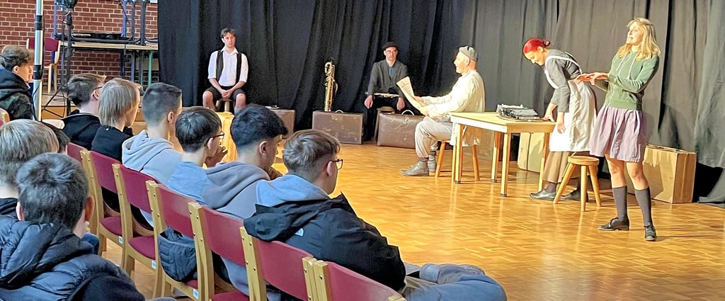 Theateraufführung in der Aula der Gemeinschaftsschule in Tangerhütte: Johanna (rechts) hat am selben Tag Geburtstag wie Hitler.