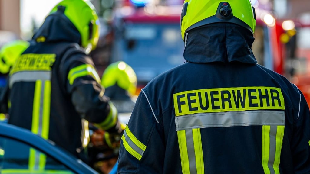 Vollsperrug: Auf der Landstraße L63 brennt zwischen Aken und Dessau ein Fahrzeug.