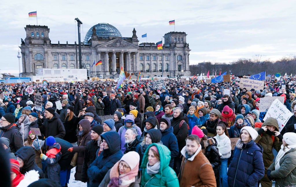 Demonstrierende nehmen an einer Protestveranstaltung unter dem Motto „Demokratie verteidigen“ vor dem Reichstagsgebäude teil.