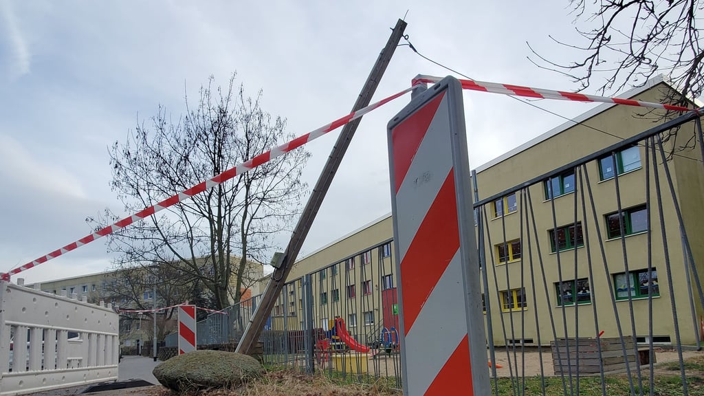 Der umzukippen drohende Mast vor der Kita ist nun abgesperrt.